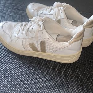 veja white and gold. 7 but fits 7 1/2